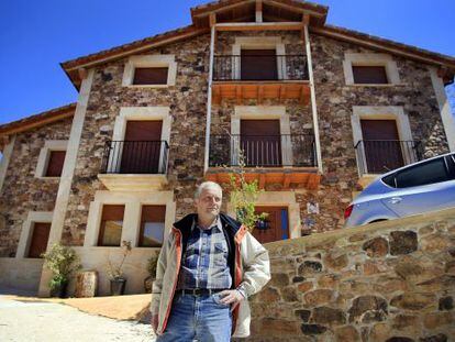 Mayor Jos&eacute; Luis Mar&iacute;a outside the country lodge that was intended to glean revenue for Monasterio.