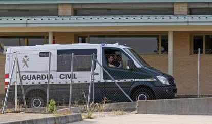 Bárcenas is taken to the Soto del Real prison in a Civil Guard van.