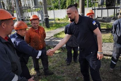 Oleksandr Kamishin, general director of the Ukrainian railway company, greets several at one of the last points of the railway network bombed by the Russian Army.