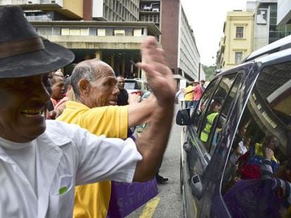 Pro-government supporters hit the car of Henry Ramos Allup, the newly elected president of the National Assembly.