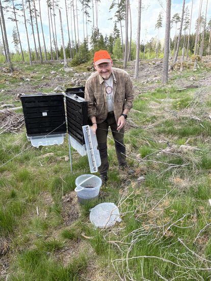 Researcher Bill Hansson performing forest fieldwork with wood beetles, courtesy of the Max Planck Institute.