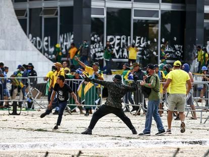 A group of pro-Bolsonaro rioters attack government institutions in Brasília, on January 8, 2023.