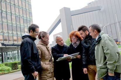 Spaniards from the Galmed plant talk about their work plans in Duisburg.
