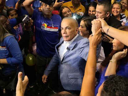 Manuel Rosales addresses his followers at a rally this Wednesday in Maracaibo.