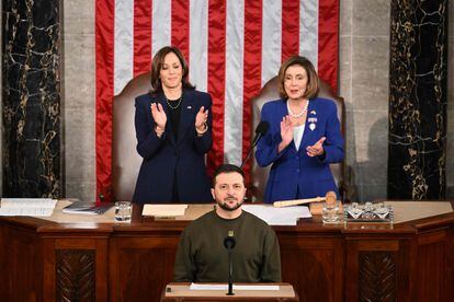 Volodymyr Zelenskiy addressing the US Congress, flanked by Vice President Kamala Harris (left) and House Speaker Nancy Pelosi.