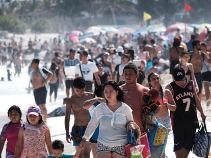Vacationers walk along Gaviota Azúl beach in Cancún (Quintana Roo), on Friday.