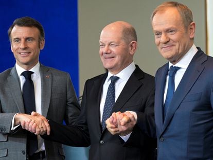 German Chancellor Olaf Scholz, French President Emmanuel Macron and Polish Prime Minister Donald Tusk shake hands after a press statement ahead of their trilateral meeting of the consultation forum 'Weimar Triangle', at the Chancellery in Berlin, Germany March 15, 2024.