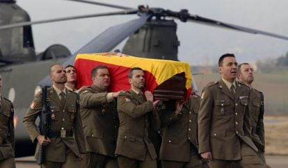 The coffin with the remains of Corporal Soria Toledo arrived at Córdoba airport on Thursday.