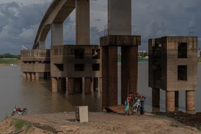 The bridge over Madeira River in Porto Velho, the city where the road ends after starting in Manaos, 900 kilometers north.

