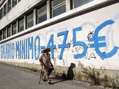 A mural reading &quot;Medium wage = &euro;475.&quot;
