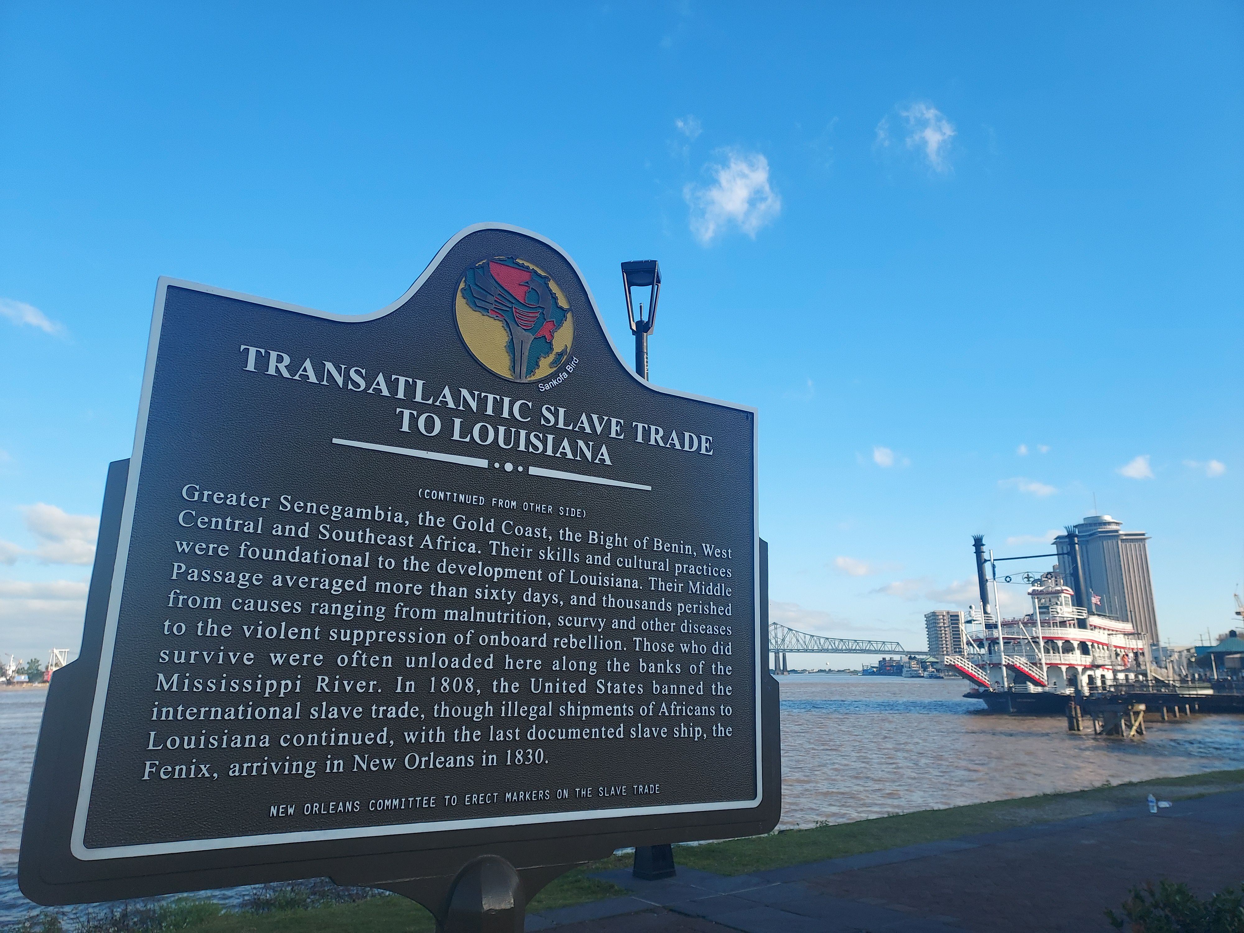 A plaque remembering the slave trade, on the banks of the Mississippi River, in New Orleans.