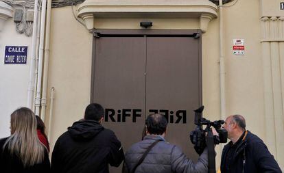 Reporters outside the RiFF restaurant in Valencia.