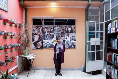 Retrato a Yanette Bautista, mujer que lidera la Ley de Mujeres Buscadoras de Desaparecidos. Ella lleva 37 años buscando a su familiar Nidia Erika Bautista. Bogotá, 03 de agosto 2023.