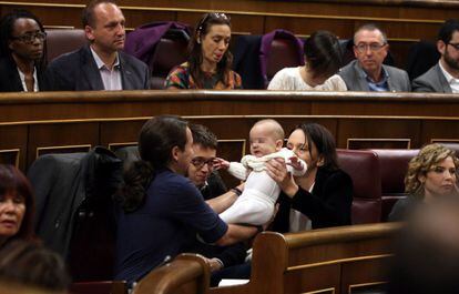 Podemos politician Carolina Bescansa with her baby in Congress in January.