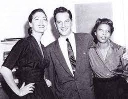 Ava Gardner and Mearene Jordan, with publicist David Hanna, on the promotional trip for 'The Barefoot Countess.'