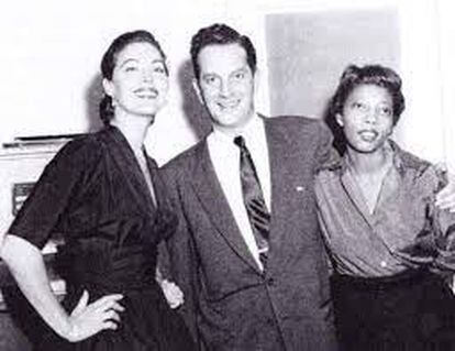 Ava Gardner y Mearene Jordan, con el publicista David Hanna en el viaje promocional de 'La condesa descalza'.