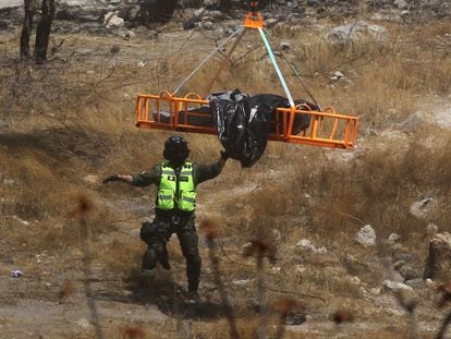 Rescuers and forensics experts remove the bodies found at the bottom of a ravine on May 31 in Zapopan (Jalisco State).