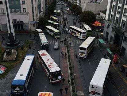 Buses at a transportation protest to demand the lifting of road blockades, this Thursday in La Paz.