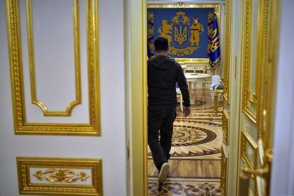 Zelenskiy walking out of the room where the interview with EL PAÍS took place.