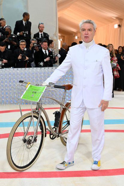 The musician David Byrne attended the gala with his inseparable bicycle, a way of protesting the lack of safety for cyclists in New York.