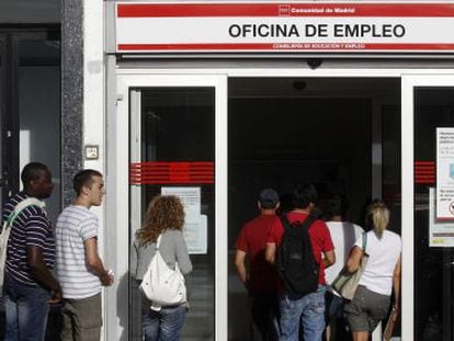 A line outside an employment office in Madrid.