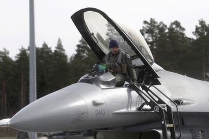 A pilot in an F-16 fighter at the Estonian Amari base.