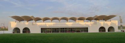 The La Zarzuela grandstand, designed in 1934 by Arniches, Dom&iacute;nguez y Torroja, and now renovated by the Junquera studio. 