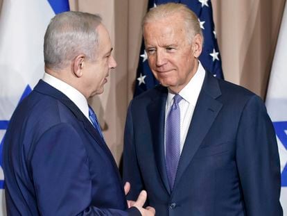 Israeli Prime Minister Benjamin Netanyahu, left, and Vice President Joe Biden talk prior to a meeting on the sidelines of the World Economic Forum in Davos, Switzerland, Jan. 21, 2016.