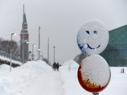 Snowy traffic sign with a smiling face