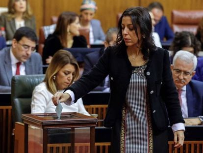 The new speaker of the Andalusian parliament, Marta Bosquet (r), with incumbent regional premier Susana Díaz seated behind.