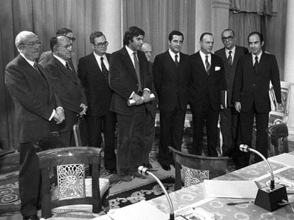 Adolfo Suárez (fourth from right), pictured with the main party leaders during the signing of the Moncloa Pacts.