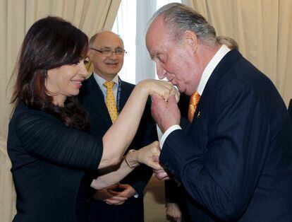 The king kisses the hand of President Fern&aacute;ndez de Kirchner at a past summit in Mar del Plata.