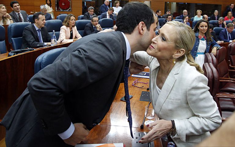 Cristina Cifuentes greets Ciudadanos regional leader Ignacio Aguado at the Madrid regional assembly.