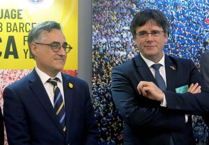 Carles Puigdemont (r) and MEP Ramón Tremosa in the European Parliament.