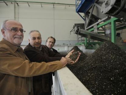 From left to right: Rivas Mayor Jos&eacute; Masa, RivaMadrid manager Jos&eacute; G&oacute;mez and Ecohisp&aacute;nica boss Jes&uacute;s Marco, pictured at the pilot plant.