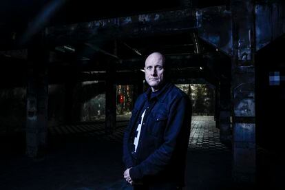 Conceptual artist Trevor Paglen, in front of his installation at the Matadero Madrid center, on February 1. 