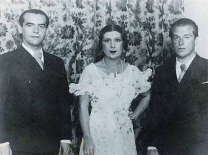 Lorca with the flamenco artist La Argentinita and the poet Rafael Alberti.