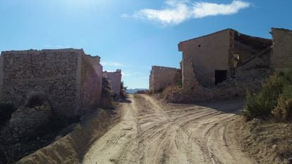The town could easily be the setting for a western, and indeed Almería has often been the location of choice for movie directors like Sergio Leone. During the 1960s, the nearby village of Los Albaricoques featured in films like "A Fistful of Dollars."