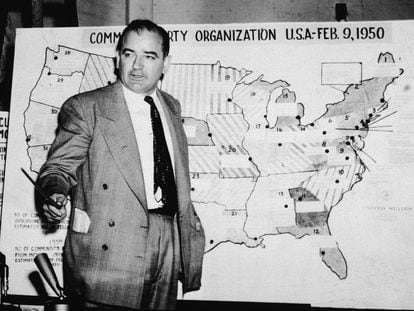 Republican Senator Joseph McCarthy in front of a map of the Communist presence in the United States. Photo taken in Washington DC, in 1954.