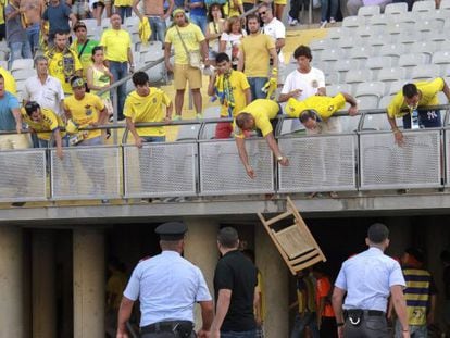 Las Palmas fans throw chairs from the stands.