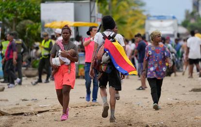 A migrant with a Venezuelan flag in Necocli, Colombia, a stopping point for migrants, on October 13, 2022.