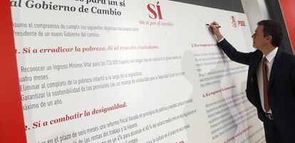 Pedro Sánchez shows his campaign proposals.