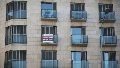 A For Rent sign in Barcelona.