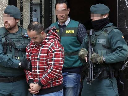 The Civil Guard with one of the men arrested for the murder of Javier Ardines.