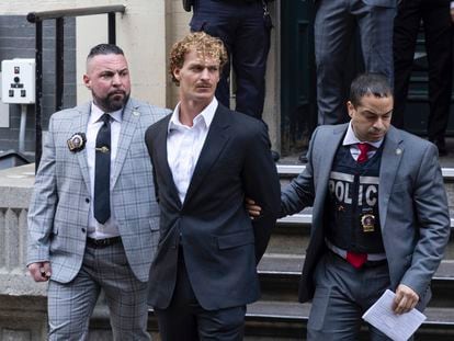 Daniel Penny, center, is walked by New York Police Department detectives out of the 5th Precinct on May. 12, 2023, in New York.