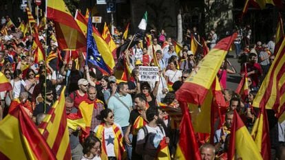 Protestors defend the unity of Spain in Barcelona on October 8.