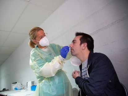 A health worker performs a coronavirus test in Perpetuo Socorro Hospital in Badajoz.