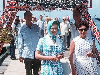 Queen Elizabeth II arrives in Mustique, Saint Vincent and is welcomed by Princess Margaret in 1977.