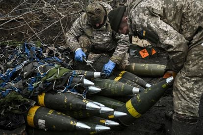 Ukrainian soldiers preparing 155-millimeter artillery ammunition this Saturday near Bakhmut.