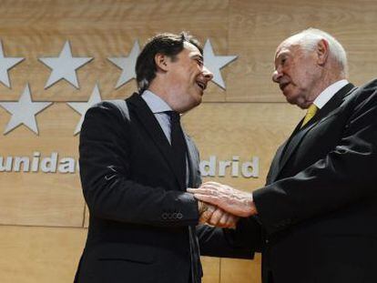 President and Chief Operating Officer of Las Vegas Sands Corp. Mike Leven (R) shakes hands with Madrid premier Ignacio Gonz&aacute;lez.
